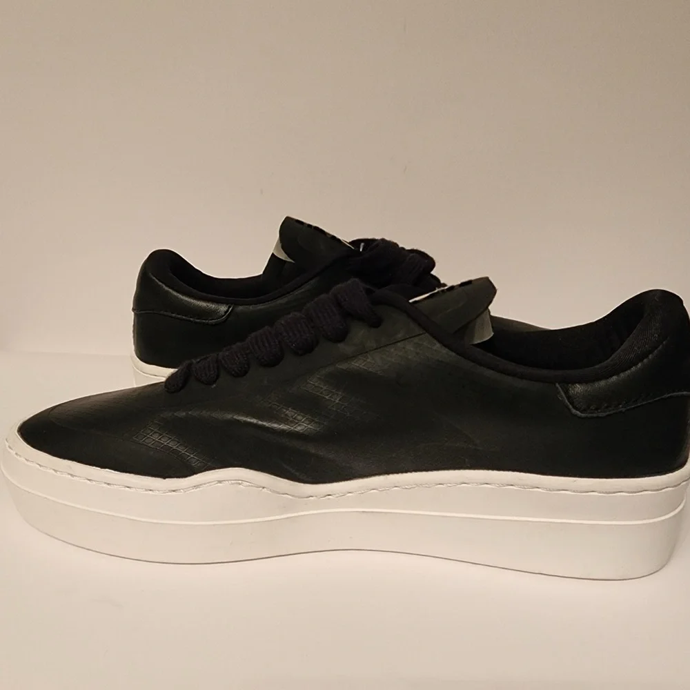 Article No. Black Casual Running Low-Top Sneakers Men’s Black & White Size 7